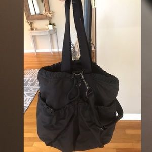 lululemon athletica Bags - Lululemon athletica Gym/Tote/Weekender bag lululemon athletica Bags - Lululemon athletica Gym/Tote/Weekender bag
